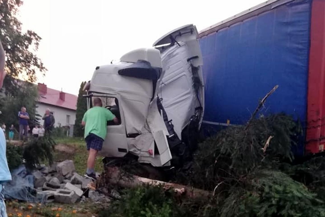Wypadek ciężarówki w Teodorówce. Kierowca uwięziony