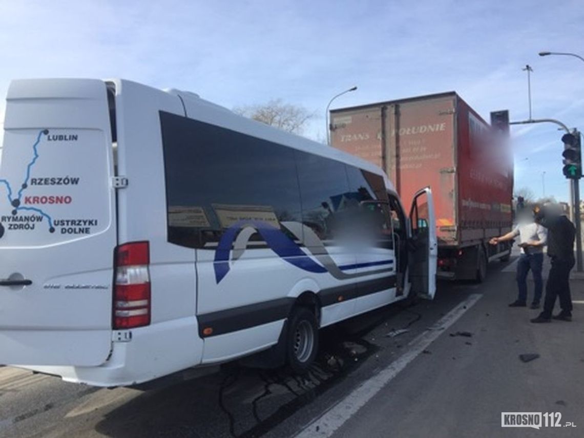 Wypadek kursowego busa Krosno-Kraków w Wieliczce. Są ranni