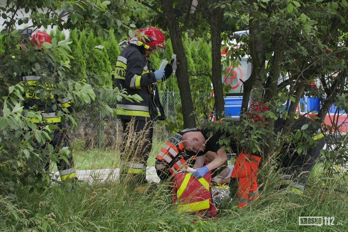 Wypadek motocyklisty. Uderzył w przydrożne drzewka