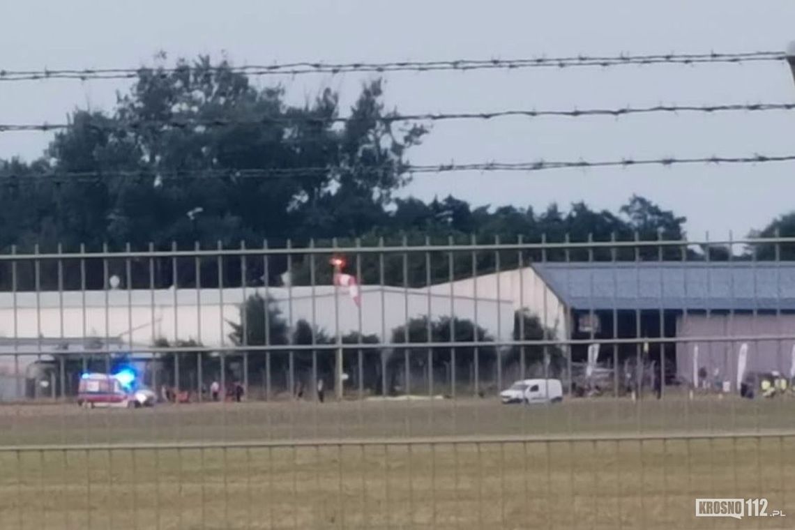 Wypadek motoparalotniarza na lotnisku. Mężczyzna zabrany do szpitala