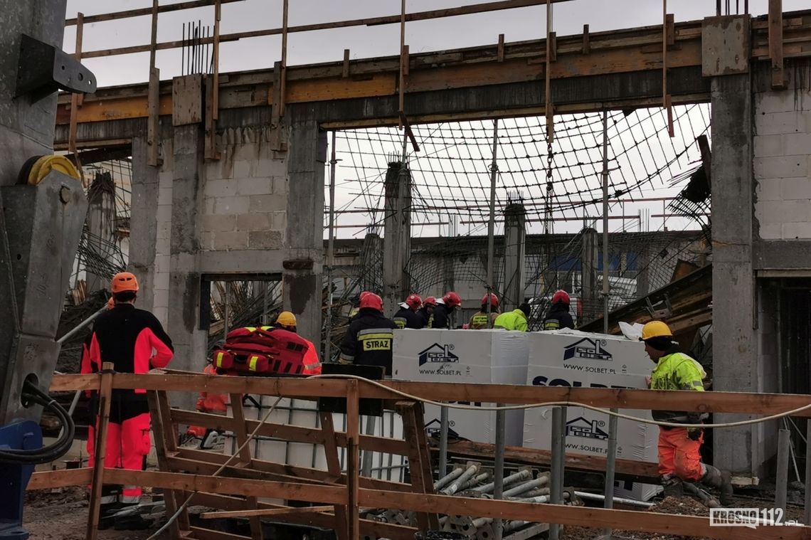 ? Wypadek na budowie w Krośnie. Szalunek stropu runął na pracownika [AKTUALIZACJA]