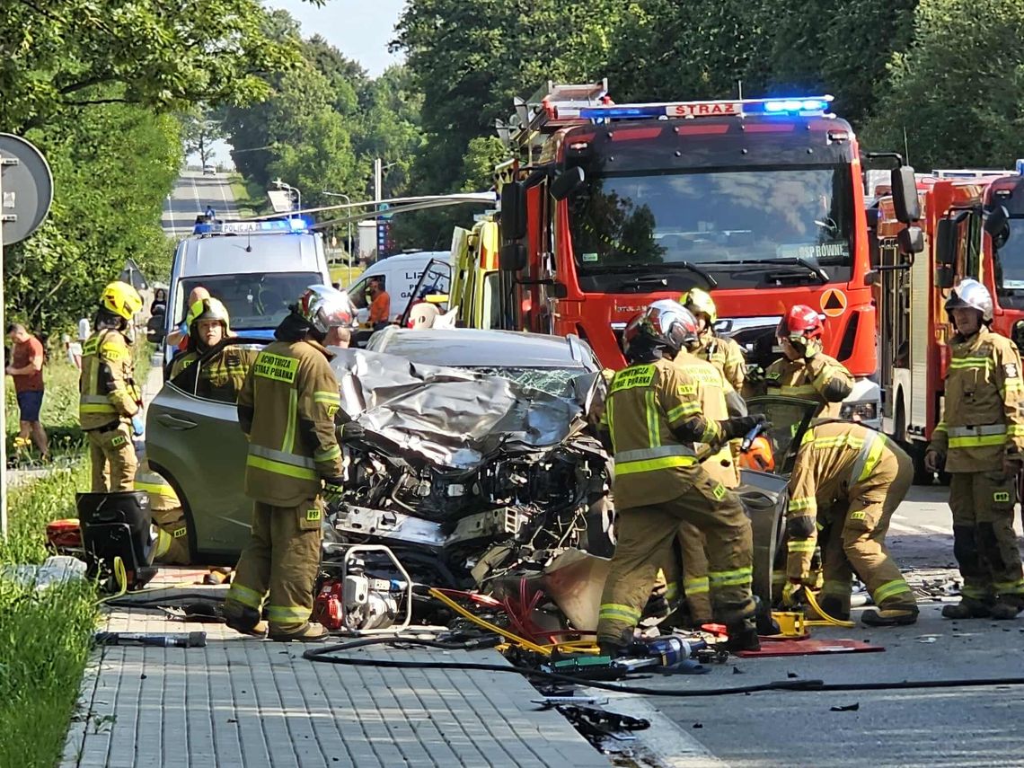 Wypadek na DK19! Dwie osoby zakleszczone we wraku pojazdu