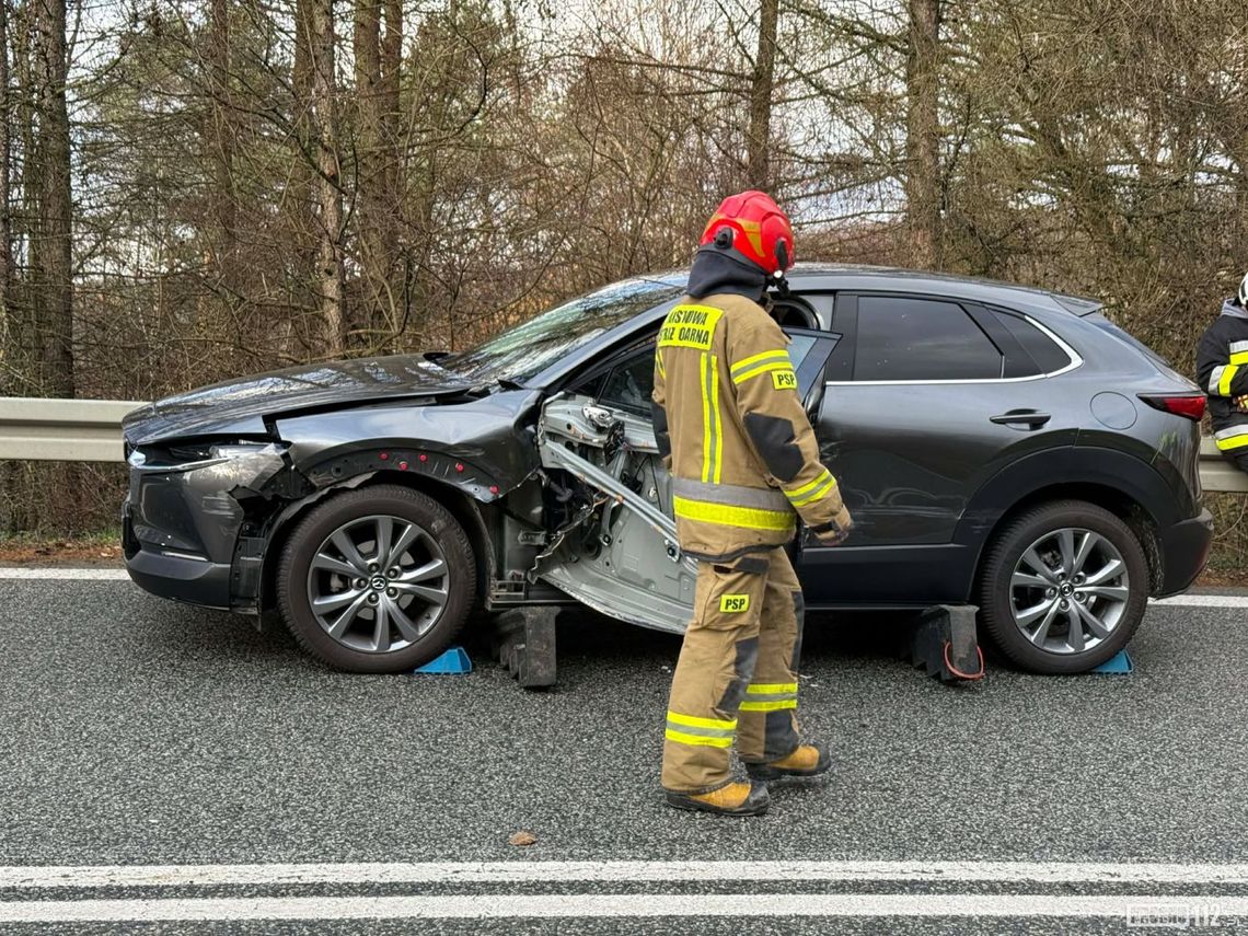 Wypadek na DK19. Naczepa ciężarówki uderzyła w osobówkę. Kierowca został uwięziony