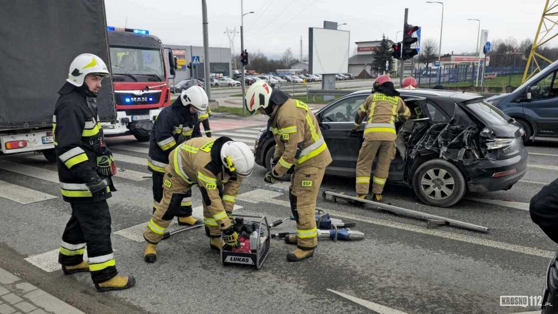 Wypadek na DK28 w Krośnie. Strażacy musieli uwolnić kobietę z pojazdu [AKTUALIZACJA 2]