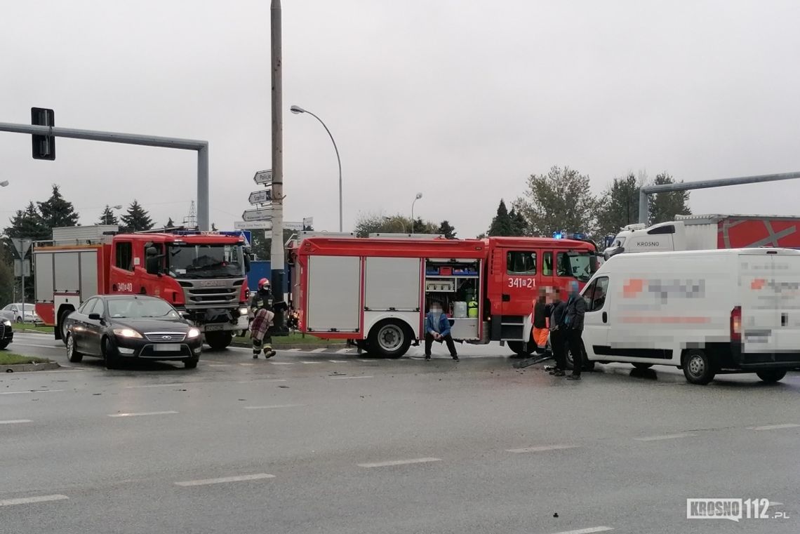 Wypadek na DK28 w Krośnie. Trzy auta zderzyły się na skrzyżowaniu [AKTUALIZACJA]