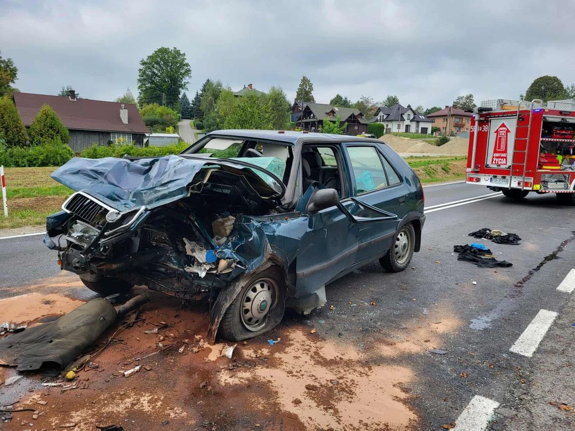 Wypadek na drodze wojewódzkiej we Frysztaku. Poważnie ranny kierowca osobówki