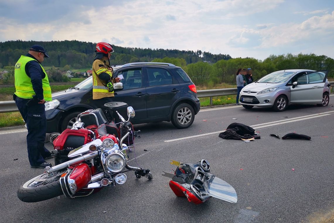 ? Wypadek na DW988. Zderzył się z trzema samochodami. Kierujący Harley-Davidsonem poniósł śmierć na miejscu