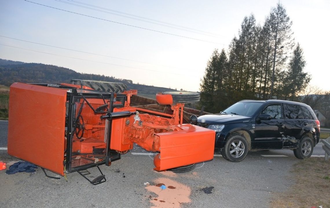 Wypadek na DW993 w Iwli z udziałem ciągnika rolniczego