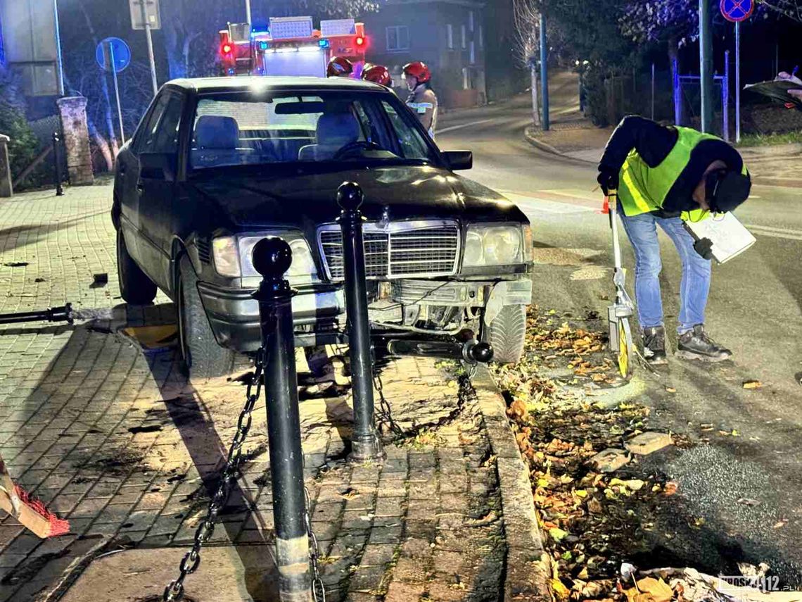 Wypadek na skrzyżowaniu w centrum Krosna. 17-latek pod mercedesem