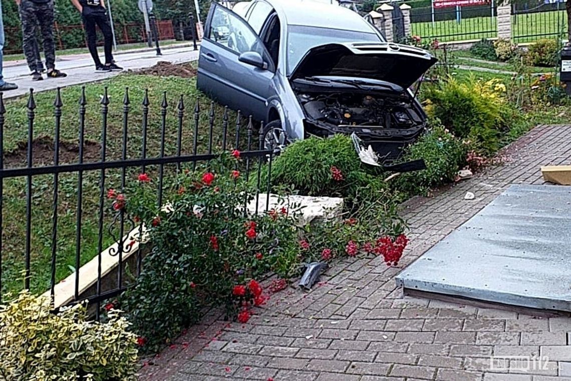 Wypadek na Wieniawskiego. Wjechali w ogrodzenie