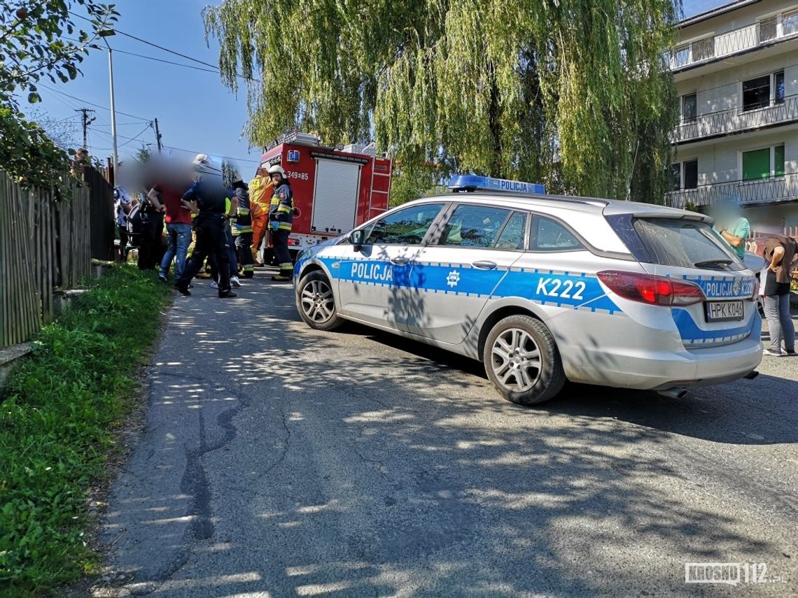 Wypadek podczas parkowania samochodu. Ranny starszy mężczyzna