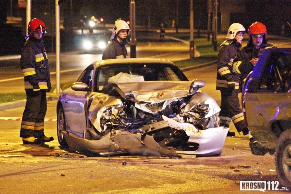 Wypadek Porsche i Opla na skrzyżowaniu w Krośnie