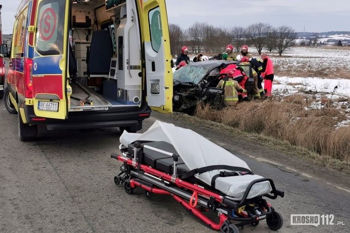 ? Wypadek samochodu osobowego w Zręcinie. Ranna kobieta