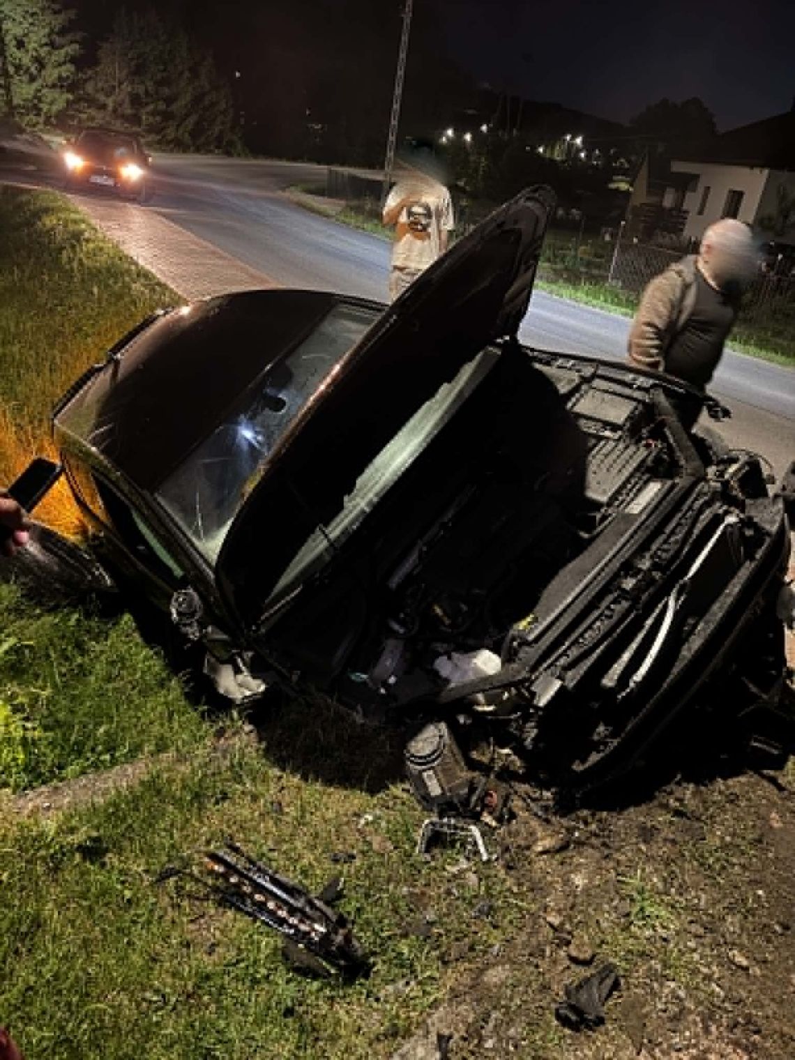 Wypadek w Chorkówce. Volkswagenem uderzył w przepust Wypadek w Chorkówce. Volkswagenem uderzył w przepust