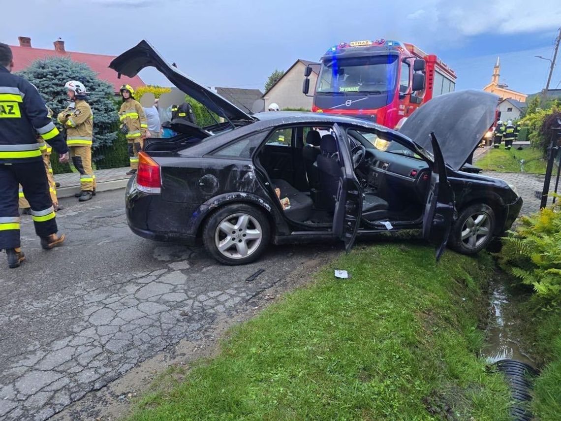 Wypadek w Domaradzu. Dwie osoby poszkodowane po zderzeniu z przepustem