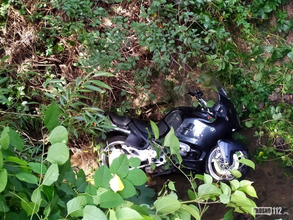Wypadek w Iwoniczu-Zdroju. Po zderzeniu z osobówką motocyklista wpadł do Iwonki