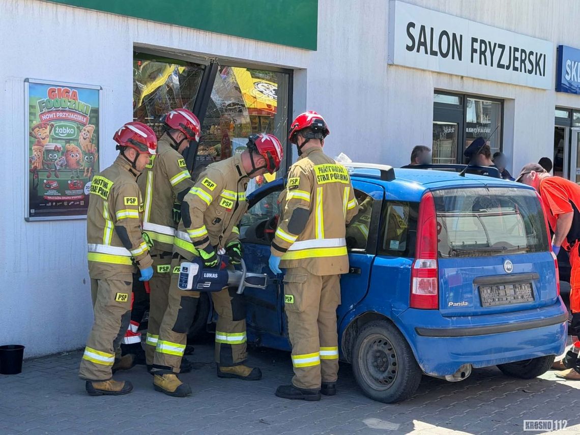 Wypadek w Korczynie. Samochód wbił się w budynek
