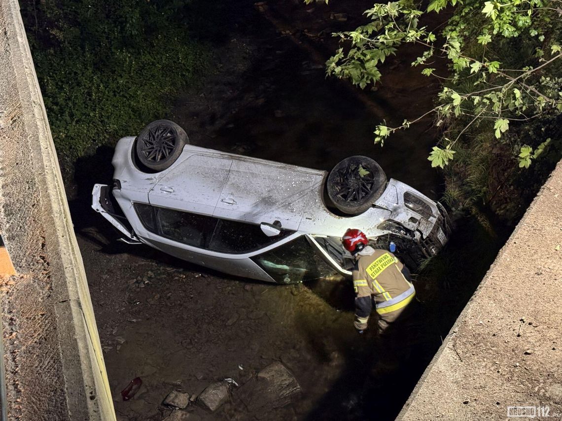 Wypadek w Lubatówce. Samochód w rzece, poszkodowanych 5 młodych osób