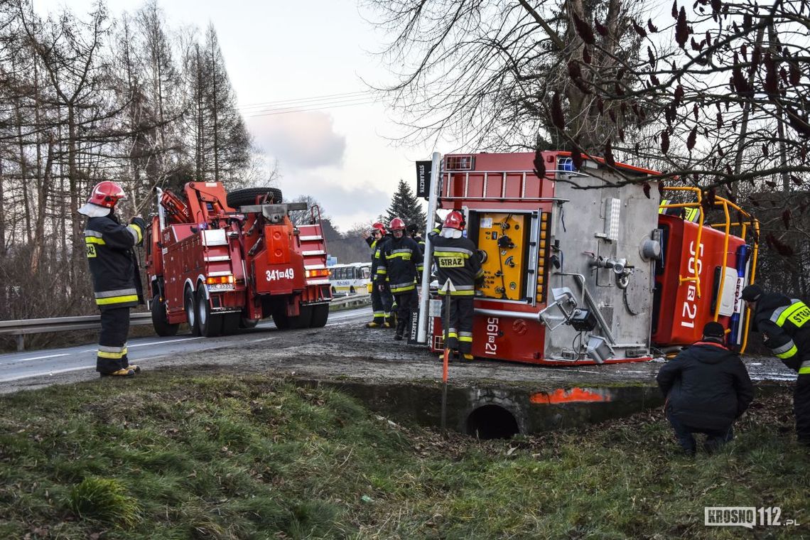 Wypadek wozu bojowego ze Strzyżowa. JRG Krosno wezwane do pomocy