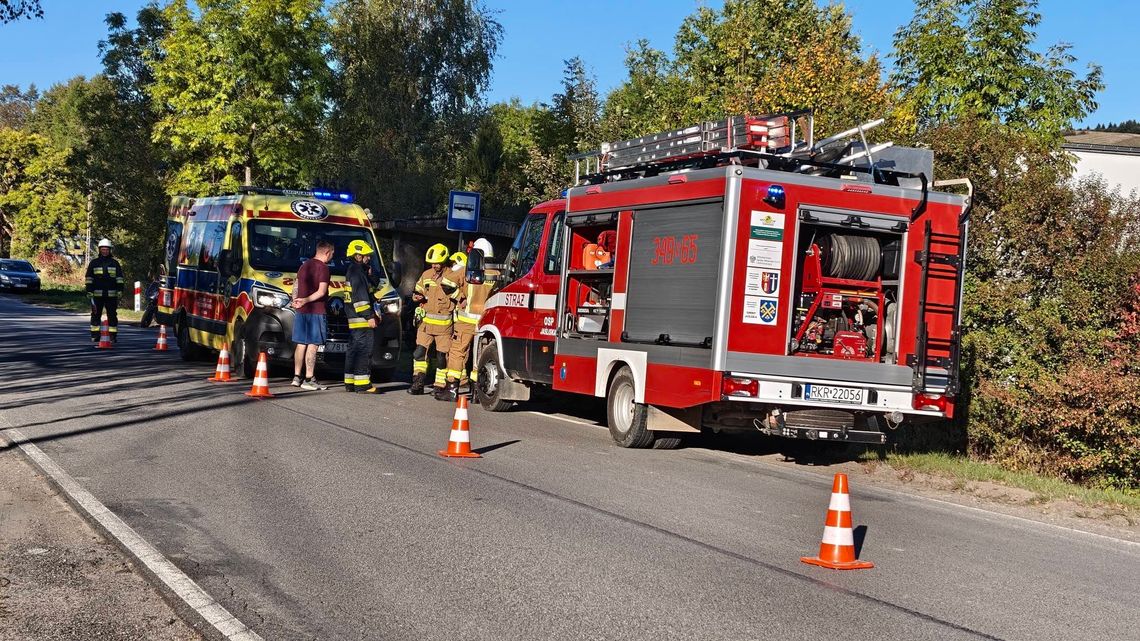 Wypadek z udziałem motocykla w Szklarach. Poszkodowana jedna osoba