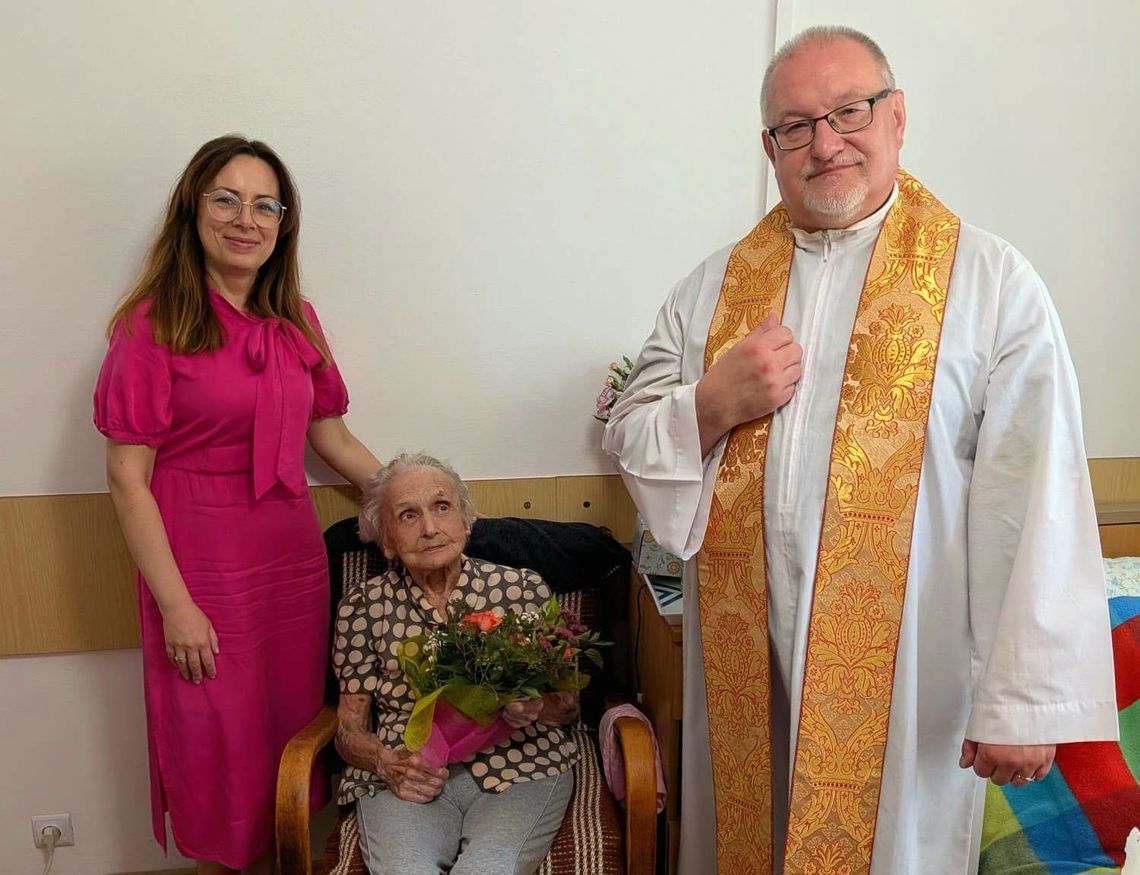 Wzruszające 102. urodziny Pani Leokadii. Msza Święta, tort i życzenia od bliskich Wzruszające 102. urodziny Pani Leokadii. Msza Święta, tort i życzenia od bliskich