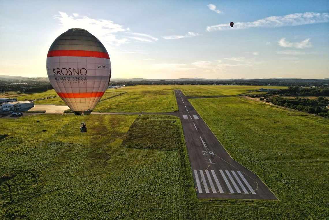 XXI Górskie Zawody Balonowe w Krośnie. Piątkowe loty i nocny pokaz balonów