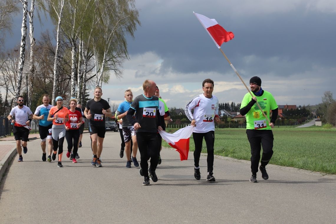 Z okazji święta pobiegli z flagą. W Gminie Jedlicze odbył się II Bieg z Flagą Zjedliczeni