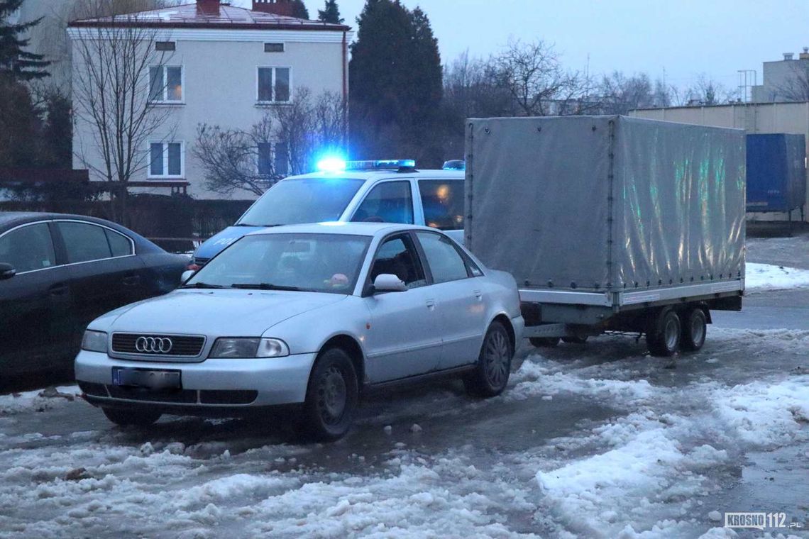 Za duża przyczepa podpięta do audi. To jednak najmniejszy problem 24-letniego kierowcy