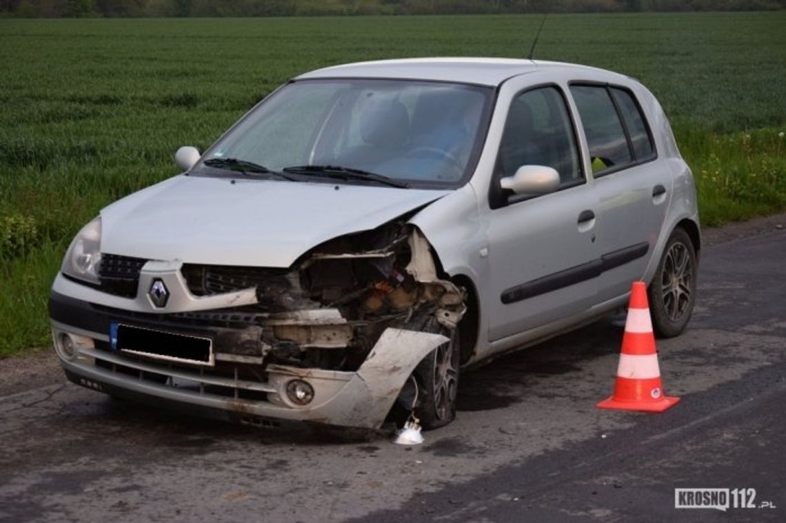 Zakończył jazdę w rowie. Zderzenie dwóch pojazdów na DW 889