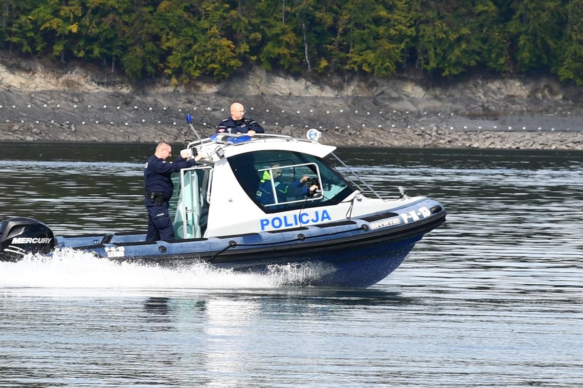 Załamanie pogody nad Soliną. Policjanci ratowali członków załogi łodzi