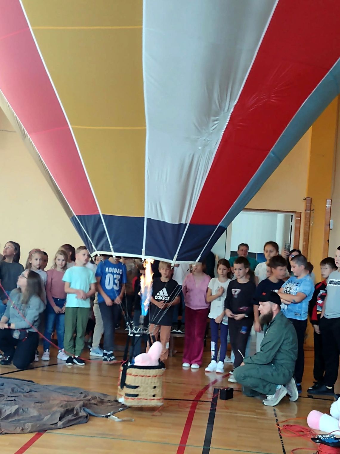 Załogi balonowe nie narzekały na niepogodę. Ruszyły do szkół w regionie Załogi balonowe nie narzekały na niepogodę. Ruszyły do szkół w regionie