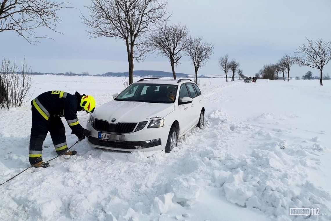 Zamiecie śnieżne. Na trasie Rymanów-Sieniawa w śniegu utknęło kilka samochodów