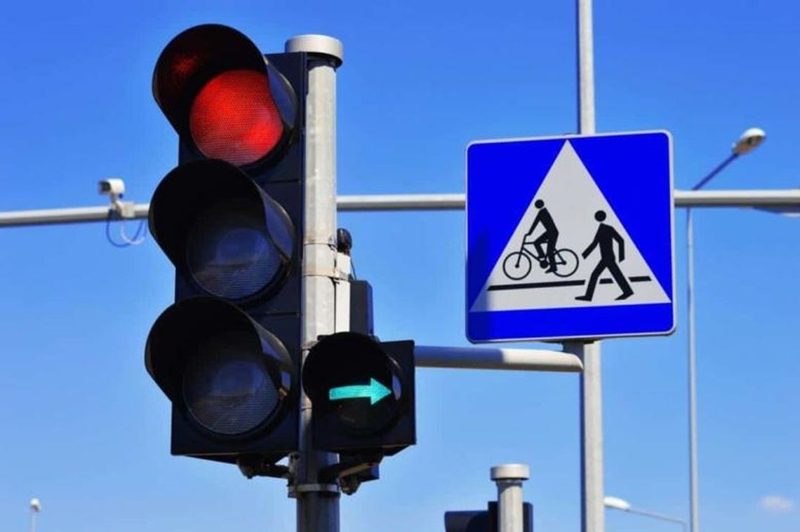 Zamieszanie z zieloną strzałką. Jedno wykroczenie, dwa różne mandaty