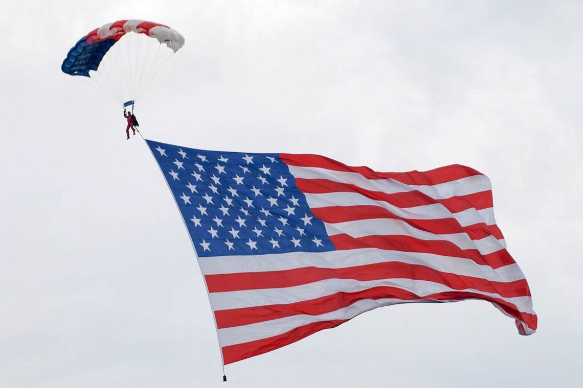 Zaproszenie na plenerową wystawę "Polish Americans/American Poles. Polscy Amerykanie/Amerykańscy Polacy"