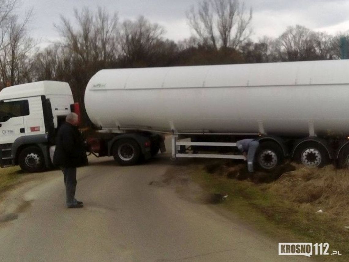 ŻARNOWIEC: 20-tonowy TIR zablokował most przy dworku