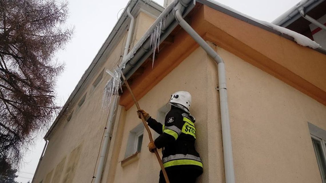 ŻARNOWIEC i BIAŁOBRZEGI: Strażacy usuwali sople i nawisy śniegu