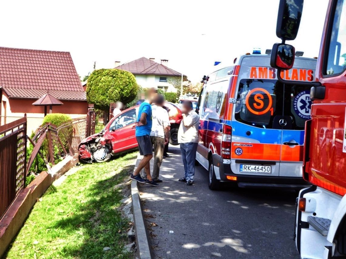 Żarnowiec: Samochód uderzył w ogrodzenie