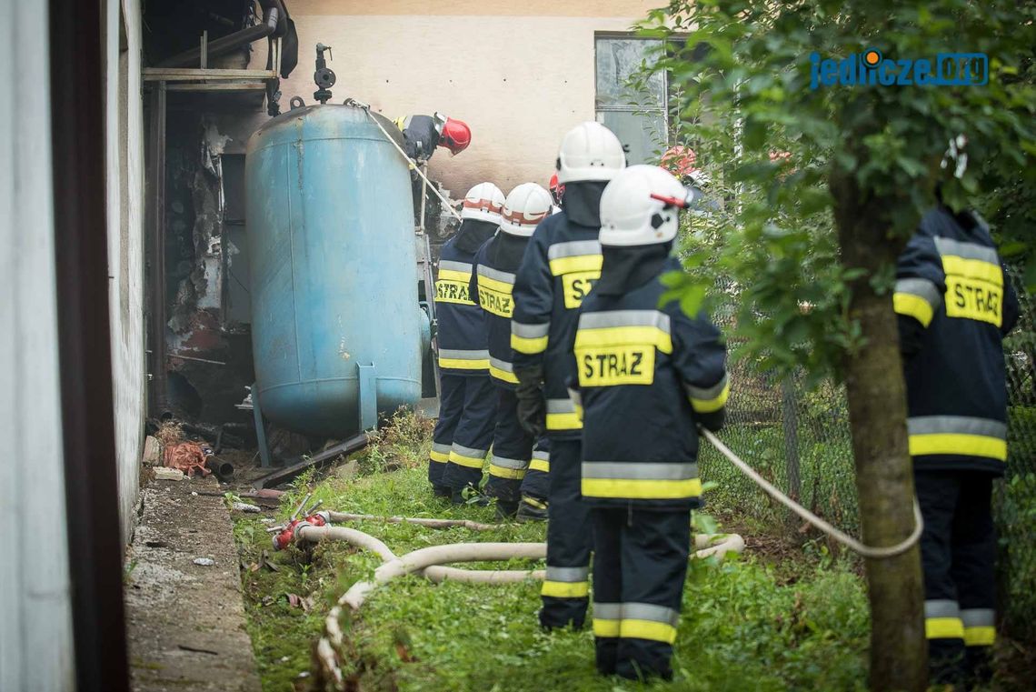 ŻARNOWIEC: Wielki huk i pożar w zakładzie stolarskim