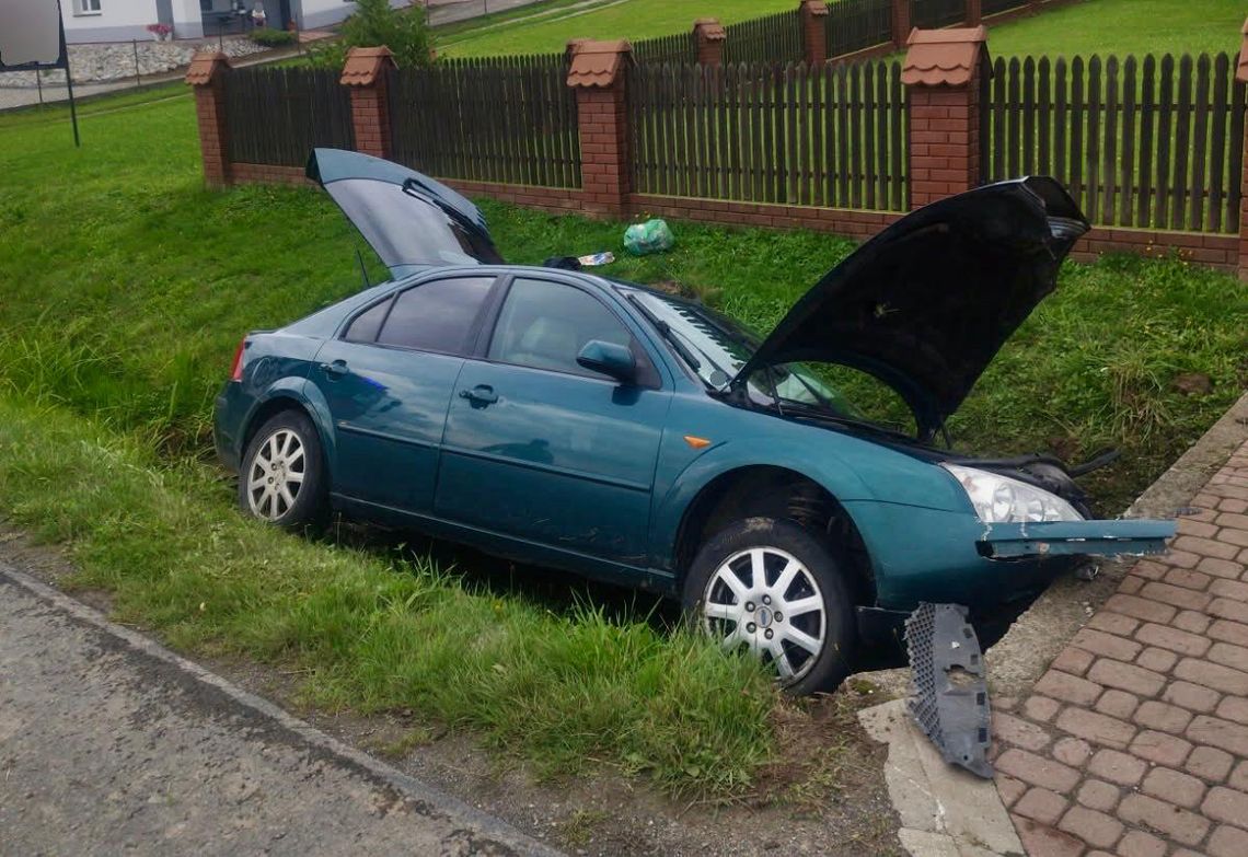 Zasnął za kierownicą. 37-latka i 11-latek w szpitalu
