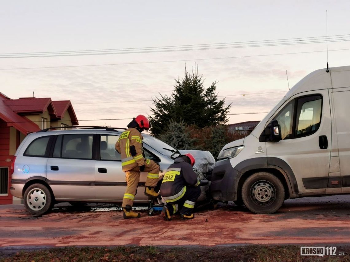 Zasnęła za kierownicą. Zderzenie osobówki i busa w Korczynie
