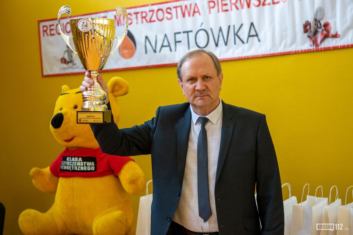 Zbigniew Moskal, nauczyciel krośnieńskiej "Naftówki", uhonorowany tytułem "Profesor Oświaty" Zbigniew Moskal, nauczyciel krośnieńskiej "Naftówki", uhonorowany tytułem "Profesor Oświaty"