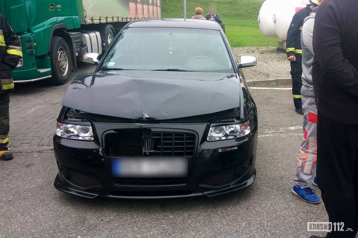ZBOISKA: Zderzenie audi i ciężarówki na stacji paliw