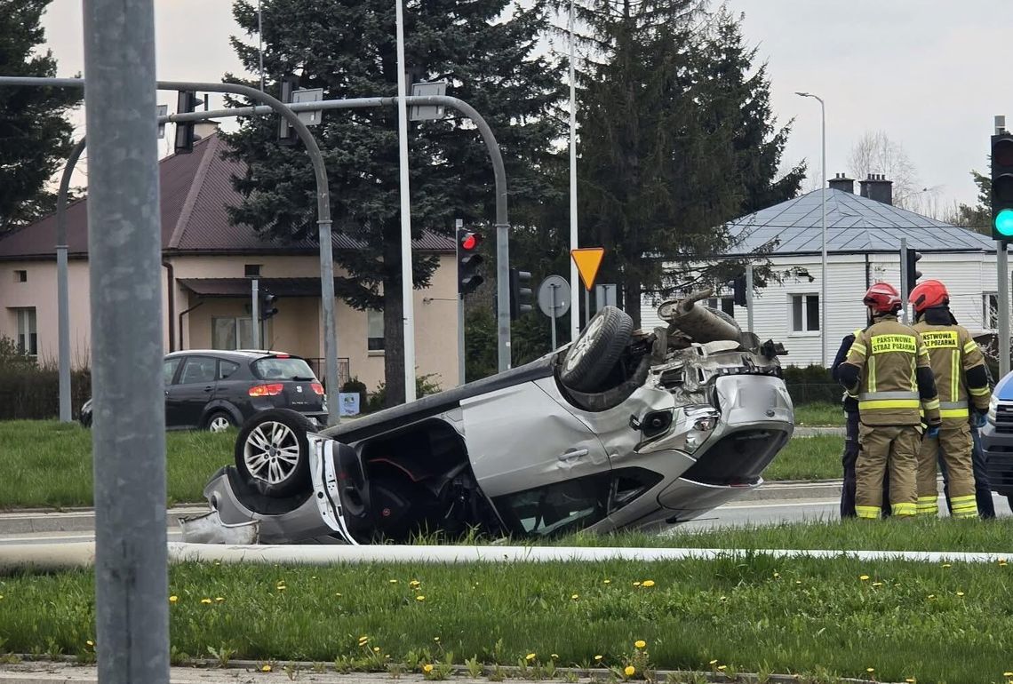 Zdarzenie drogowe na Bieszczadzkiej. Jeden z pojazdów na dachu Zdarzenie drogowe na Bieszczadzkiej. Jeden z pojazdów na dachu