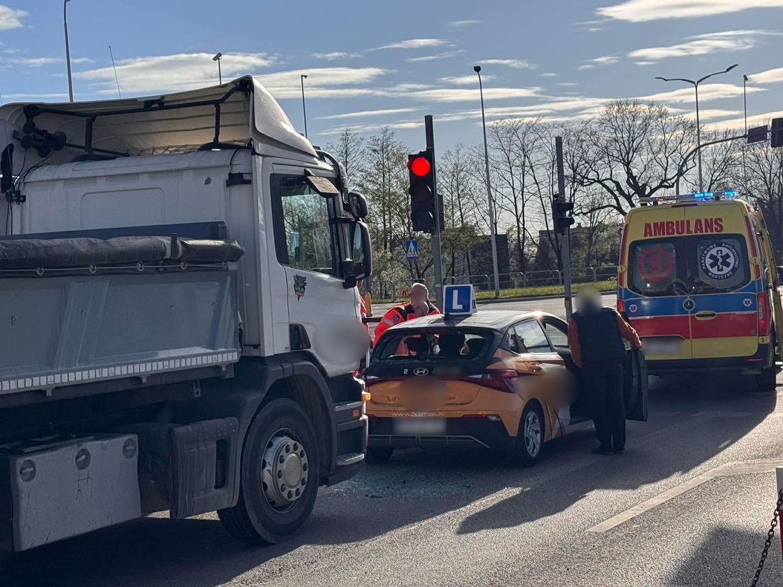Zdarzenie drogowe na skrzyżowaniu Tysiąclecia z Podkarpacką