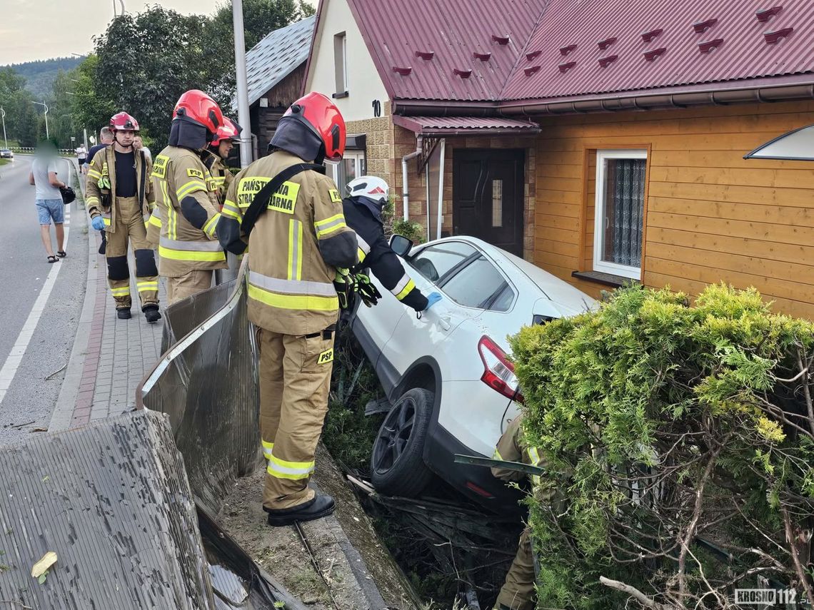 Zdarzenie drogowe w Iwoniczu na Długiej. Samochodem wjechał w dom