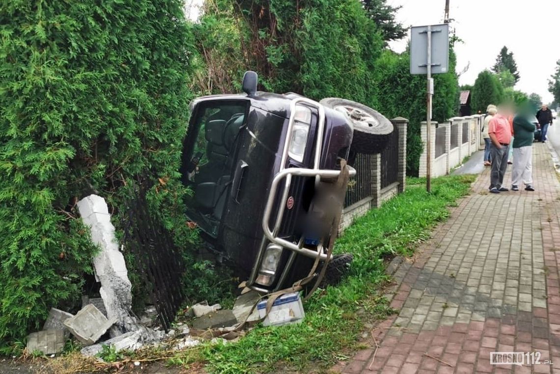 Zdarzenie drogowe w Łężanach. Auto na boku, wewnątrz trójka dzieci
