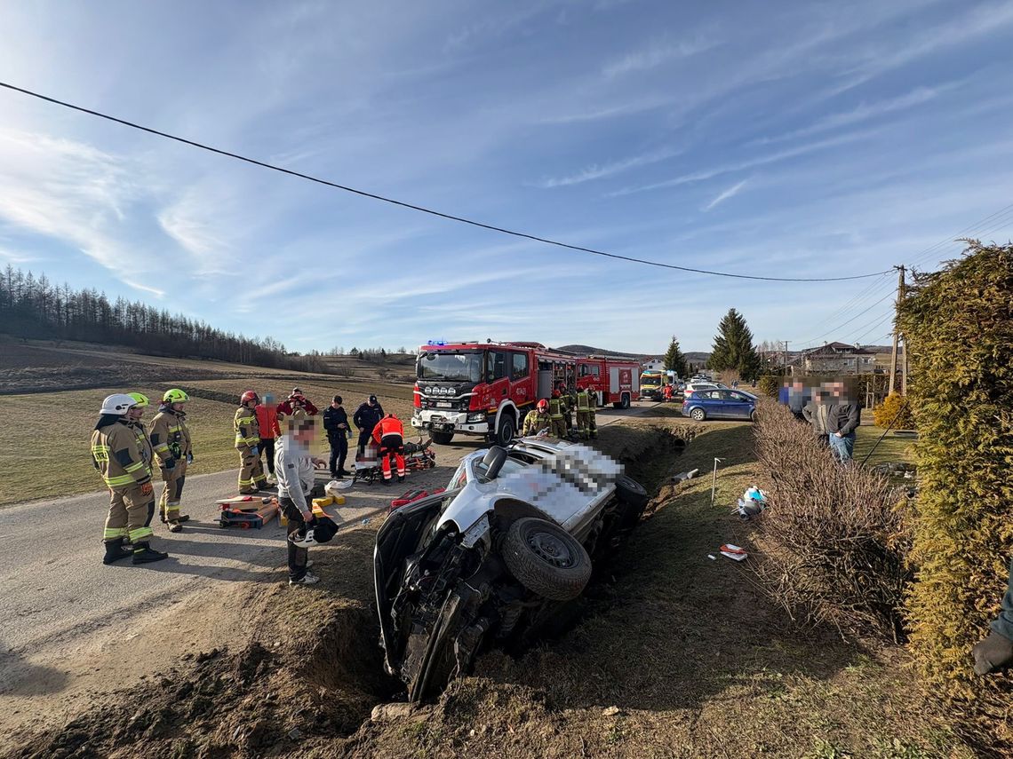 Zdarzenie drogowe w Niebocku. Bus wjechał do rowu