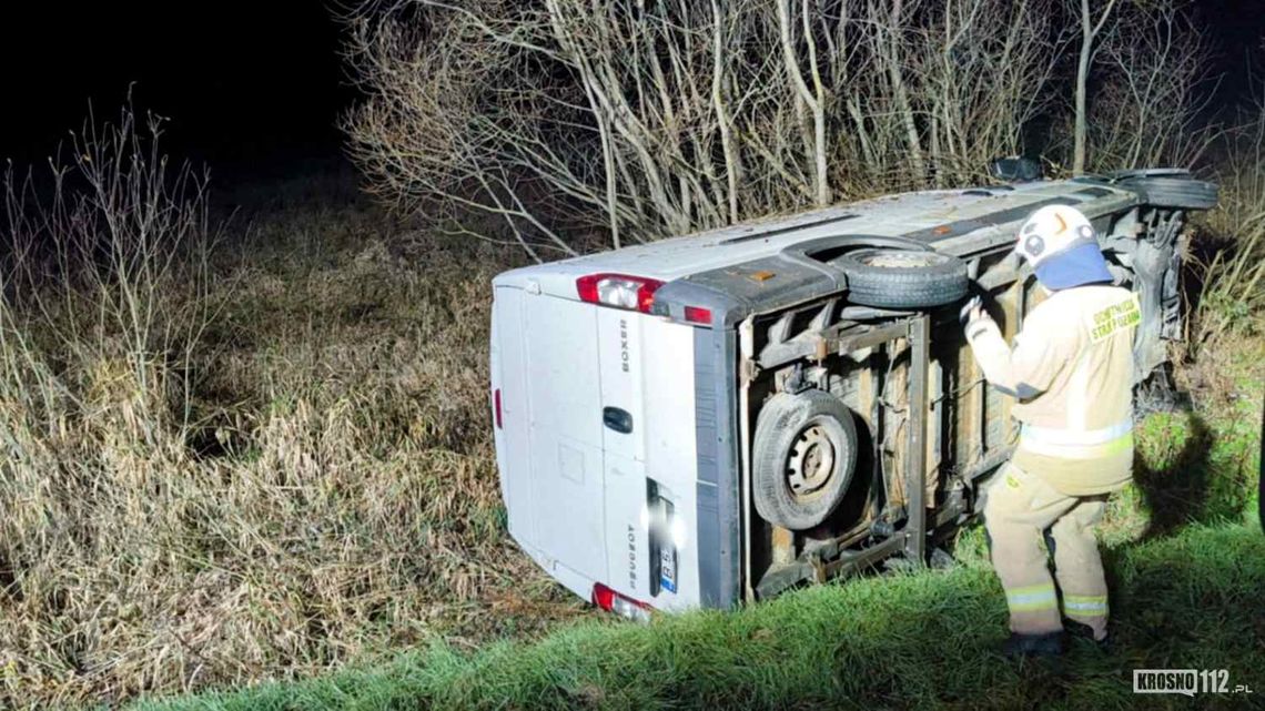 Zdarzenie drogowe na trasie Tylawa-Mszana. Dostawczy bus na boku