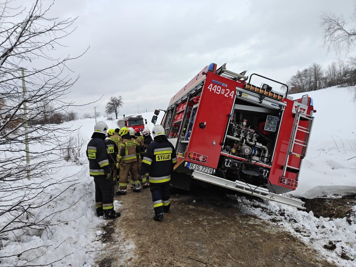 Wóz strażacki zsunął się do rowu. W akcji Megacity JRG Krosno