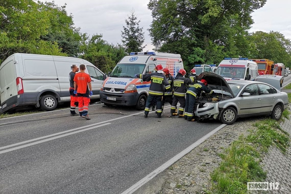 Zderzenie 3 samochodów w Ustrobnej. Dwie osoby trafiły do szpitala